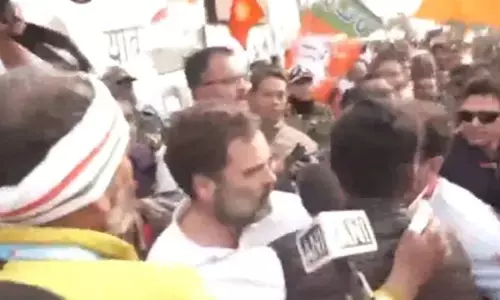 రాహుల్ వర్సెస్ బీజేపీ కార్యకర్తలు: ‘భారత్ జోడో’ బస్సు ముట్టడి ఉద్రిక్తం