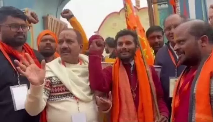 కాలినడకన అయోధ్యకు చేరిన జాదవ్.. ఘన స్వాగతం వీహెచ్పీ కాలినడకన అయోధ్యకు చేరిన జాదవ్.. ఘన స్వాగతం వీహెచ్పీ