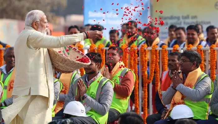 రామ మందిరం నిర్మించిన కార్మికులపై పూలు చల్లిన ప్రధాని మోడీ (వీడియో వైరల్) రామ మందిరం నిర్మించిన కార్మికులపై పూలు చల్లిన ప్రధాని మోడీ (వీడియో వైరల్)