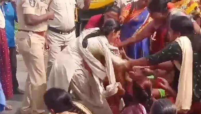 అంగన్వాడీల పవర్ అంటే అదీ.. పోలీసులపై తిరగబడి రచ్చరచ్చ (వీడియో వైరల్) అంగన్వాడీల పవర్ అంటే అదీ.. పోలీసులపై తిరగబడి రచ్చరచ్చ (వీడియో వైరల్)