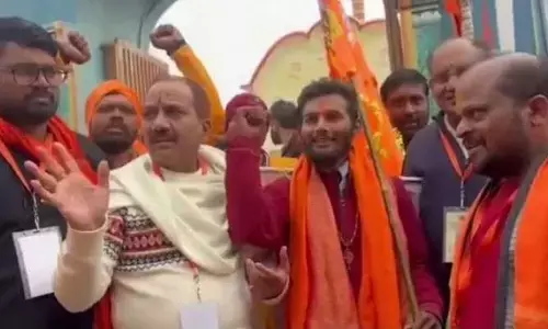 కాలినడకన అయోధ్యకు చేరిన జాదవ్.. ఘన స్వాగతం వీహెచ్‌పీ