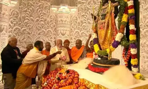 అయోధ్య గర్భగుడిలో ప్రధాని మోడీ తొలి పూజ
