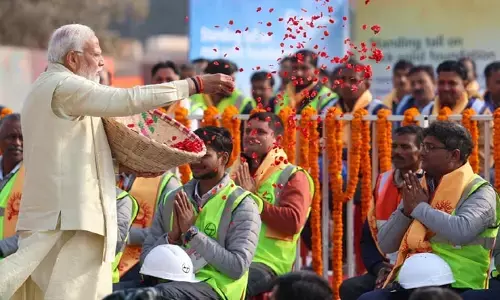 రామ మందిరం నిర్మించిన కార్మికులపై పూలు చల్లిన ప్రధాని మోడీ (వీడియో వైరల్)