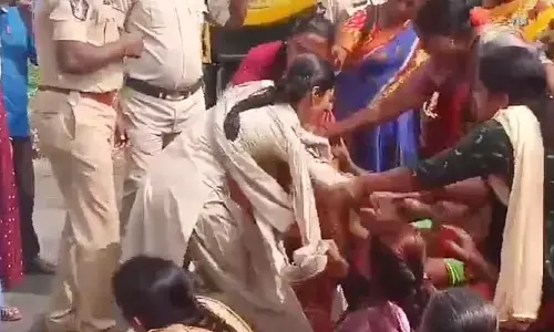 అంగన్‌వాడీల పవర్ అంటే అదీ.. పోలీసులపై తిరగబడి రచ్చరచ్చ (వీడియో వైరల్)
