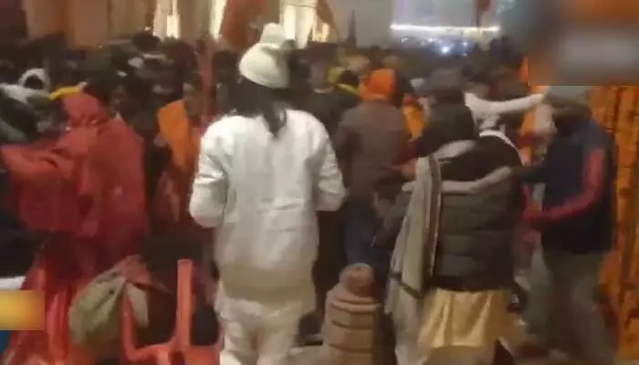 అయోధ్యకు భారీగా తరలివచ్చిన భక్తులు.. తెల్లవారుజామున తోపులాట (వీడియో) అయోధ్యకు భారీగా తరలివచ్చిన భక్తులు.. తెల్లవారుజామున తోపులాట (వీడియో)