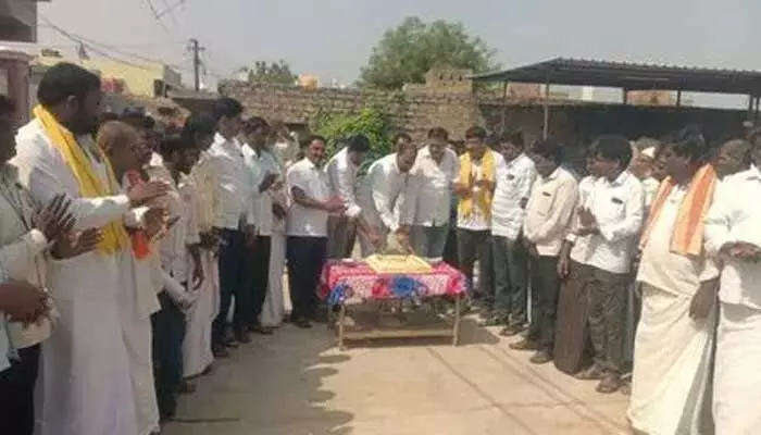 కౌతాళంలో లోకేష్ జన్మదిన వేడుకలు.. టీడీపీ యువనేత పై పాలకుర్తి ప్రశంసలు కౌతాళంలో లోకేష్ జన్మదిన వేడుకలు.. టీడీపీ యువనేత పై పాలకుర్తి ప్రశంసలు