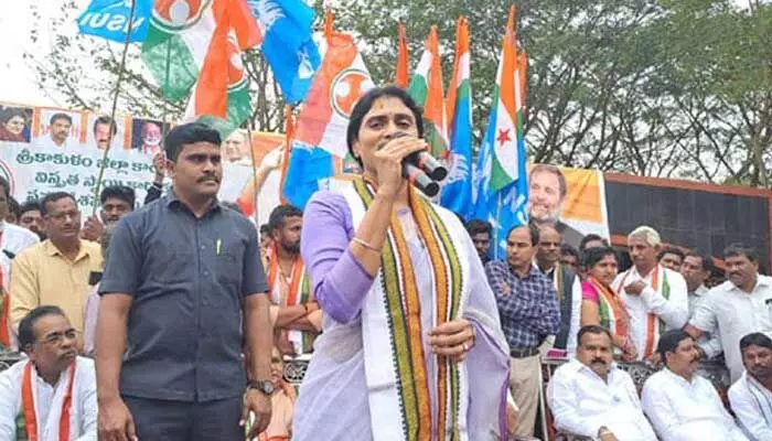ఇప్పుడున్నది రాజశేఖర్ రెడ్డి కొడుకే కానీ పాలనకాదు..అన్నపై చెల్లి ఫైర్ ఇప్పుడున్నది రాజశేఖర్ రెడ్డి కొడుకే కానీ పాలనకాదు..అన్నపై చెల్లి ఫైర్