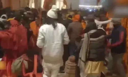 అయోధ్యకు భారీగా తరలివచ్చిన భక్తులు.. తెల్లవారుజామున తోపులాట (వీడియో)