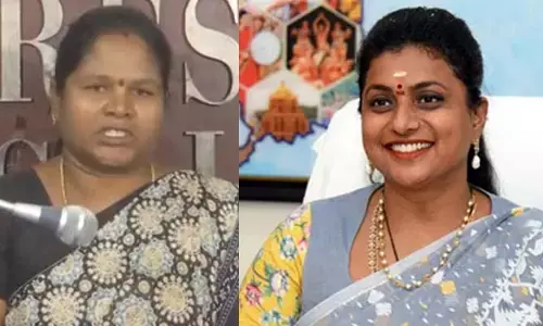 Minister Roja : ఎన్నికల వేళ మంత్రి రోజాపై అవినీతి ఆరోపణలు.. వైసీపీ కౌన్సిలర్ భువనేశ్వరి సంచలన వ్యాఖ్యలు