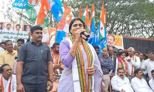 ఇప్పుడున్నది రాజశేఖర్ రెడ్డి కొడుకే కానీ పాలనకాదు..అన్నపై చెల్లి ఫైర్