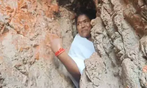 గుహ‌లో మంత్రి సీత‌క్క