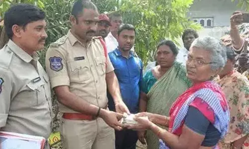 డబ్బులు దాచేందుకు ఇదే సేఫ్.. వృద్ధురాలి తెలివికి పోలీసుల మైండ్ బ్లాంక్