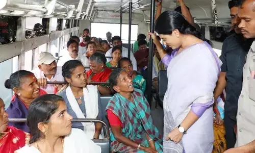 ఆర్టీసీ పల్లె వెలుగు బస్సులో ఇచ్చాపురం చేరుకున్న షర్మిల.. ప్రయాణికులతో చిట్‌చాట్