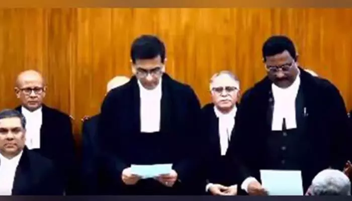 34కు చేరిన సుప్రీంకోర్టు న్యాయూమర్తులు: జస్టిస్ ప్రసన్న బీ వరాలే ప్రమాణం 34కు చేరిన సుప్రీంకోర్టు న్యాయూమర్తులు: జస్టిస్ ప్రసన్న బీ వరాలే ప్రమాణం