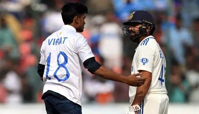 India vs England Match: గ్రౌండ్లో అనూహ్య ఘటన.. రోహిత్ శర్మ కాళ్లకు దండం పెట్టిన అభిమాని (వీడియో) India vs England Match: గ్రౌండ్లో అనూహ్య ఘటన.. రోహిత్ శర్మ కాళ్లకు దండం పెట్టిన అభిమాని (వీడియో)