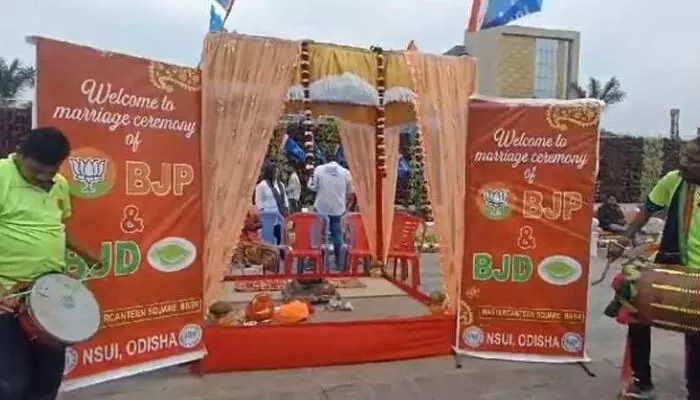 బీజేపీ, బీజేడీకి లగ్గం..వెడ్డింగ్ కార్డులు పంచి కాంగ్రెస్ వేడుకలు బీజేపీ, బీజేడీకి లగ్గం..వెడ్డింగ్ కార్డులు పంచి కాంగ్రెస్ వేడుకలు