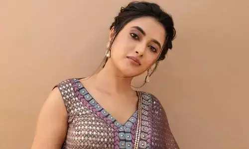 ప్రియాంక అరుల్ మోహన్ పిక్స్ వైరల్.. చీర ధర ఎంతో తెలుసా..?