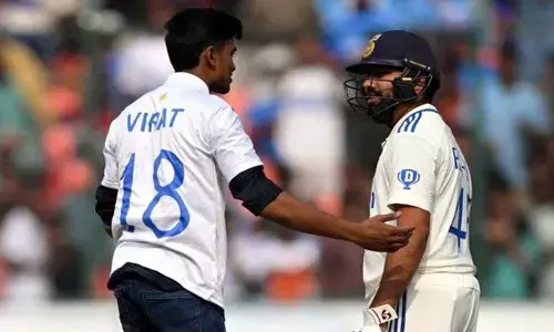 India vs England Match: గ్రౌండ్‌లో అనూహ్య ఘటన..  రోహిత్ శర్మ కాళ్లకు దండం పెట్టిన అభిమాని (వీడియో)