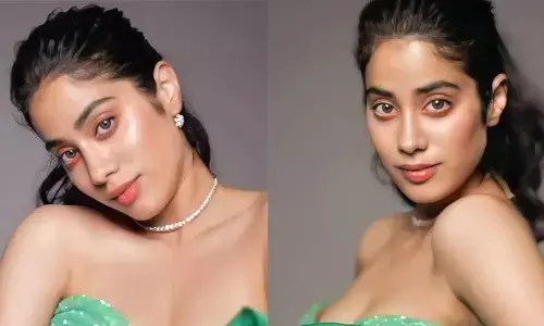 బ్లౌజ్ లేకుండా బ్లాక్ శారీలో.. సోషల్ మీడియాను షేక్ చేస్తున్న జాన్వీ కపూర్.. పిక్స్ వైరల్