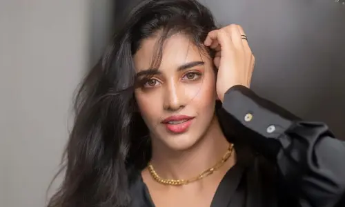 ఏ మాత్రం హద్దులు లేకుండా.. యద అందాలు కెమెరా ముందు పెట్టిన బోల్డ్ బ్యూటీ