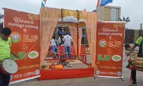 బీజేపీ, బీజేడీకి లగ్గం..వెడ్డింగ్ కార్డులు పంచి కాంగ్రెస్ వేడుకలు