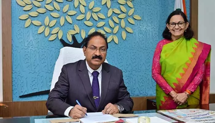 టీఎస్పీఎస్సీ చైర్మన్గా బాధ్యతలు స్వీకరించిన మహేందర్ రెడ్డి టీఎస్పీఎస్సీ చైర్మన్గా బాధ్యతలు స్వీకరించిన మహేందర్ రెడ్డి