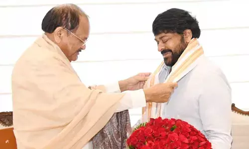 వెంకయ్యనాయుడిని కలిసిన చిరంజీవి.. పరస్పరం శుభాకాంక్షలు