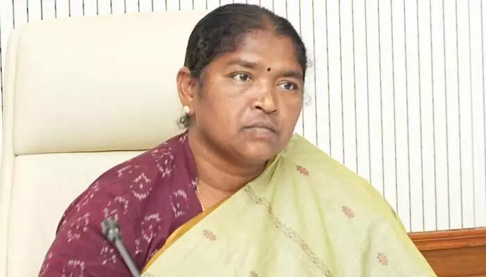 మా మీద కోపంతో వాళ్లను రెచ్చగొట్టకండి.. కేటీఆర్కు సీతక్క హితవు మా మీద కోపంతో వాళ్లను రెచ్చగొట్టకండి.. కేటీఆర్కు సీతక్క హితవు