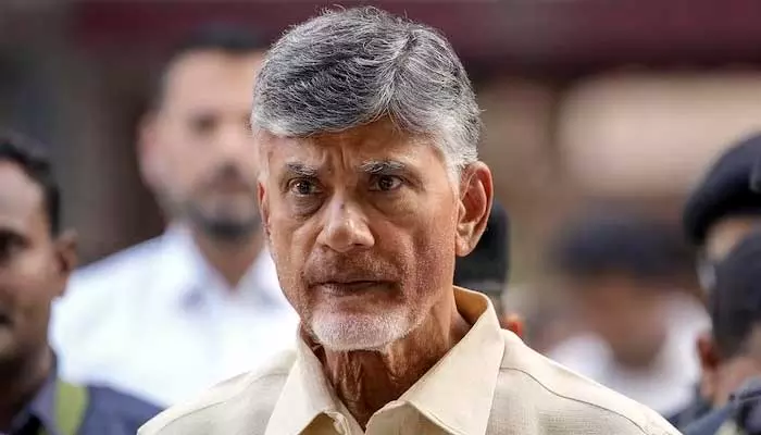 టీడీపీ అధినేత చంద్రబాబుకు ఈసీ నోటీసులు