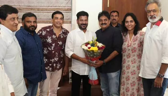 సీఎం రేవంత్ తో సినీ ప్రముఖులు.. దిల్ రాజు పాత్ర ఏమిటి? సీఎం రేవంత్ తో సినీ ప్రముఖులు.. దిల్ రాజు పాత్ర ఏమిటి?
