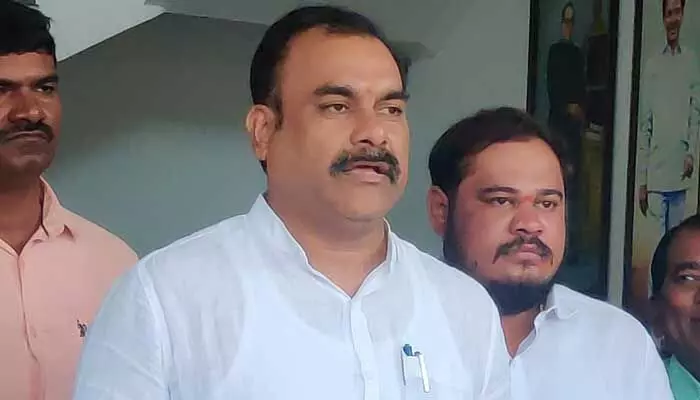 మంత్రులకు ప్రైవేటు సైన్యంలా వ్యవహరిస్తున్న పోలీసులు మంత్రులకు ప్రైవేటు సైన్యంలా వ్యవహరిస్తున్న పోలీసులు