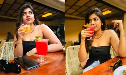 జ్యూస్ తాగుతూ ఓపెన్ షోల్డర్‌ డ్రెస్‌లో కుర్ర హృదయాల్ని దోచుకుంటున్న రీతూ!