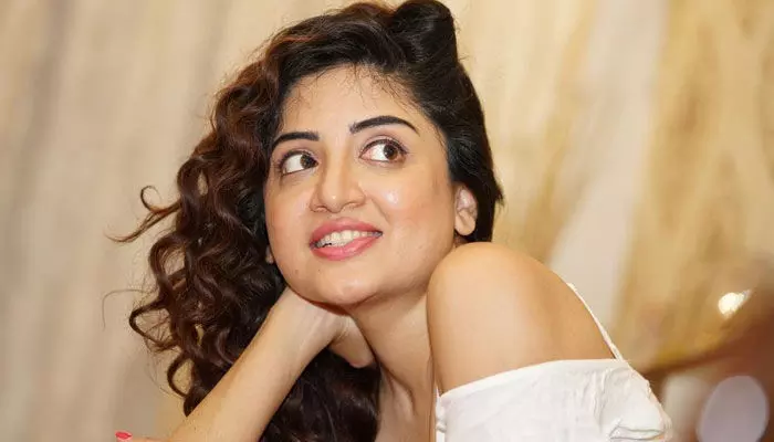 వాళ్ల ఇద్దరిని అలా చూసి గుండె బద్దలైంది.. నటి కామెంట్స్ వైరల్ వాళ్ల ఇద్దరిని అలా చూసి గుండె బద్దలైంది.. నటి కామెంట్స్ వైరల్