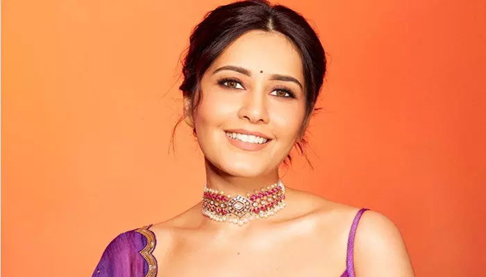 Raashii Khanna : బోల్డ్ లుక్తో షాకిచ్చిన రాశి ఖన్నా.ఆ పార్ట్ చూపిస్తూ Raashii Khanna : బోల్డ్ లుక్తో షాకిచ్చిన రాశి ఖన్నా.ఆ పార్ట్ చూపిస్తూ