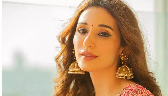 Heli Daruwala: నడుము ఒంపు..నాభి అందాలతో టెప్ట్ చేస్తున్న హెలి దారువాలా Heli Daruwala: నడుము ఒంపు..నాభి అందాలతో టెప్ట్ చేస్తున్న హెలి దారువాలా