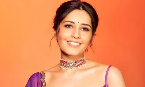 Raashii Khanna : బోల్డ్ లుక్‌తో షాకిచ్చిన రాశి ఖన్నా.ఆ పార్ట్ చూపిస్తూ
