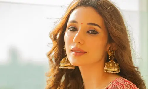 Heli Daruwala: నడుము ఒంపు..నాభి అందాలతో టెప్ట్ చేస్తున్న హెలి దారువాలా