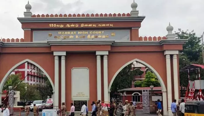 ఆలయం పిక్నిక్ స్పాట్ కాదు: మద్రాస్ హైకోర్టు కీలక వ్యాఖ్యలు ఆలయం పిక్నిక్ స్పాట్ కాదు: మద్రాస్ హైకోర్టు కీలక వ్యాఖ్యలు