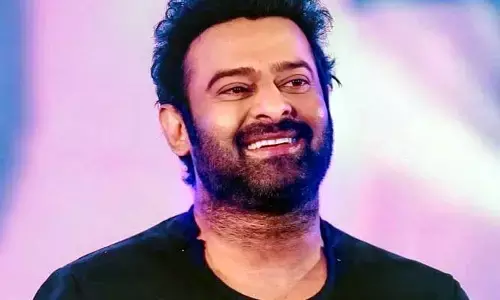 విగ్గుతో సినిమాలను మేనేజ్ చేస్తున్నరెబల్‌స్టార్.. అడ్డంగా బుక్కయ్యాడుగా?(వీడియో)