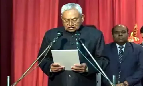 ఊసరవెల్లి సైతం... సిగ్గుపడేలా!