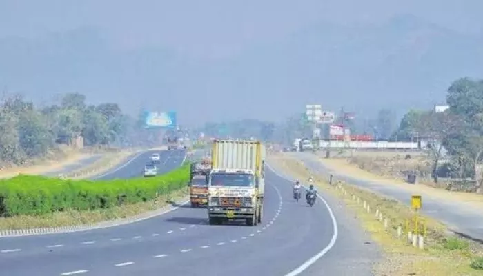 రోడ్డు రవాణాకు పెద్దపీట.. బడ్జెట్లో రూ.2.78 లక్షల కోట్లు రోడ్డు రవాణాకు పెద్దపీట.. బడ్జెట్లో రూ.2.78 లక్షల కోట్లు