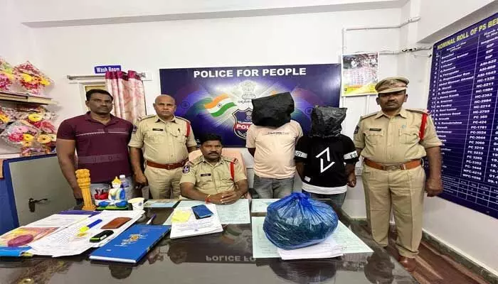 బెల్లంపల్లిలో గంజాయితో పట్టుబడ్డ యువకులు.. బెల్లంపల్లిలో గంజాయితో పట్టుబడ్డ యువకులు..