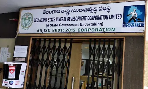 వాళ్ల పేర్లు చెప్తే ఉద్యోగుల్లో వణుకు.. మాట విననివారిపై బదిలీ వేటు!