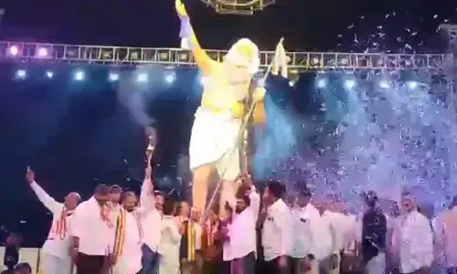 విప్లవ వీరులు గద్దర్ విగ్రహాన్ని ఆవిష్కరించిన బట్టి విక్రమార్క