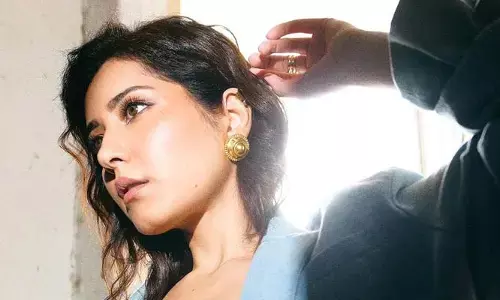 Raashii Khanna : సూట్ డ్రెస్‌లో సెగలు పుట్టిస్తున్న రాశీ ఖన్నా