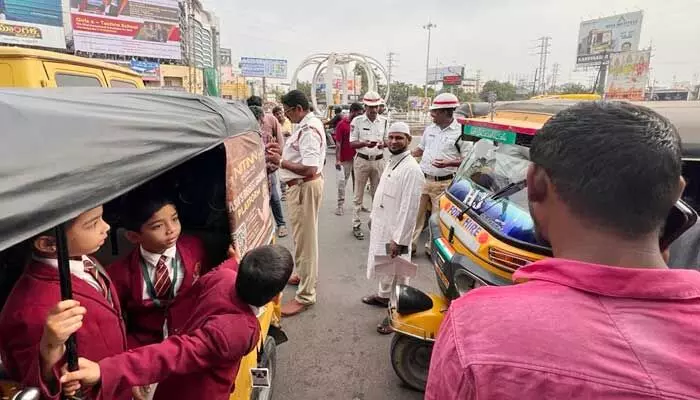 కరీంనగర్ పోలీసుల దూకుడు.. తెల్లవారుజాము నుంచే తనిఖీలు కరీంనగర్ పోలీసుల దూకుడు.. తెల్లవారుజాము నుంచే తనిఖీలు