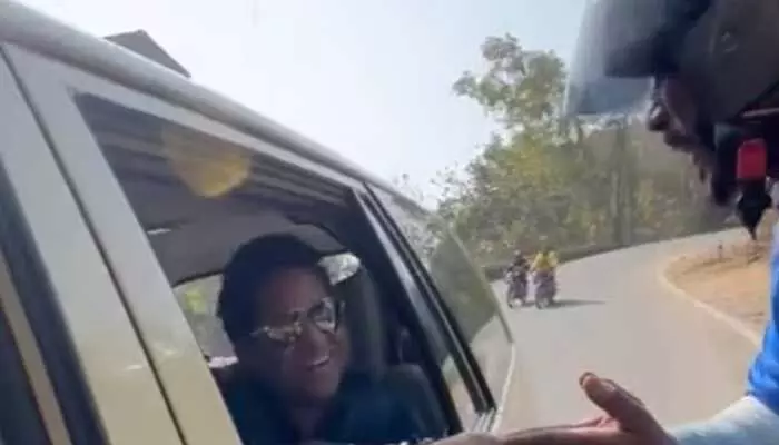 viral news: అభిమానిని ఫాలో చేసి మరి మాట్లాడిన ప్రముఖ క్రికెటర్..