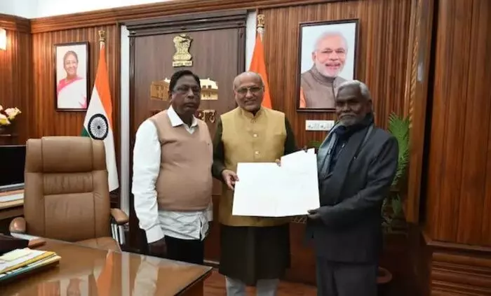 ఝార్ఖండ్ సీఎంగా బాధ్యతలు చేపట్టిన చంప సోరెన్ ఝార్ఖండ్ సీఎంగా బాధ్యతలు చేపట్టిన చంప సోరెన్