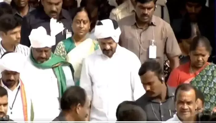 తలపాగా ధరించి గుడికి సీఎం రేవంత్, భట్టి.. నాగోబా ఆలయం వద్ద సందడి తలపాగా ధరించి గుడికి సీఎం రేవంత్, భట్టి.. నాగోబా ఆలయం వద్ద సందడి