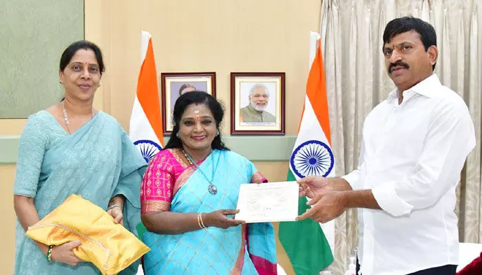 గవర్నర్ ను కలిసిన పొంగులేటి.. ఆహ్వానం అందజేత గవర్నర్ ను కలిసిన పొంగులేటి.. ఆహ్వానం అందజేత